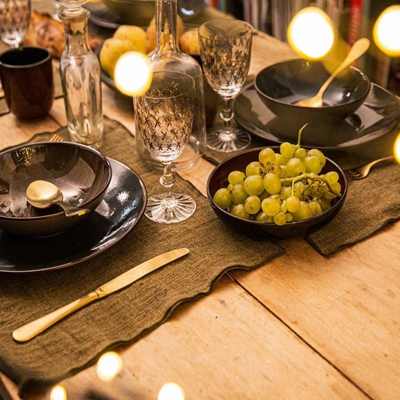 Table dressée avec vaisselle artisanale et bougies