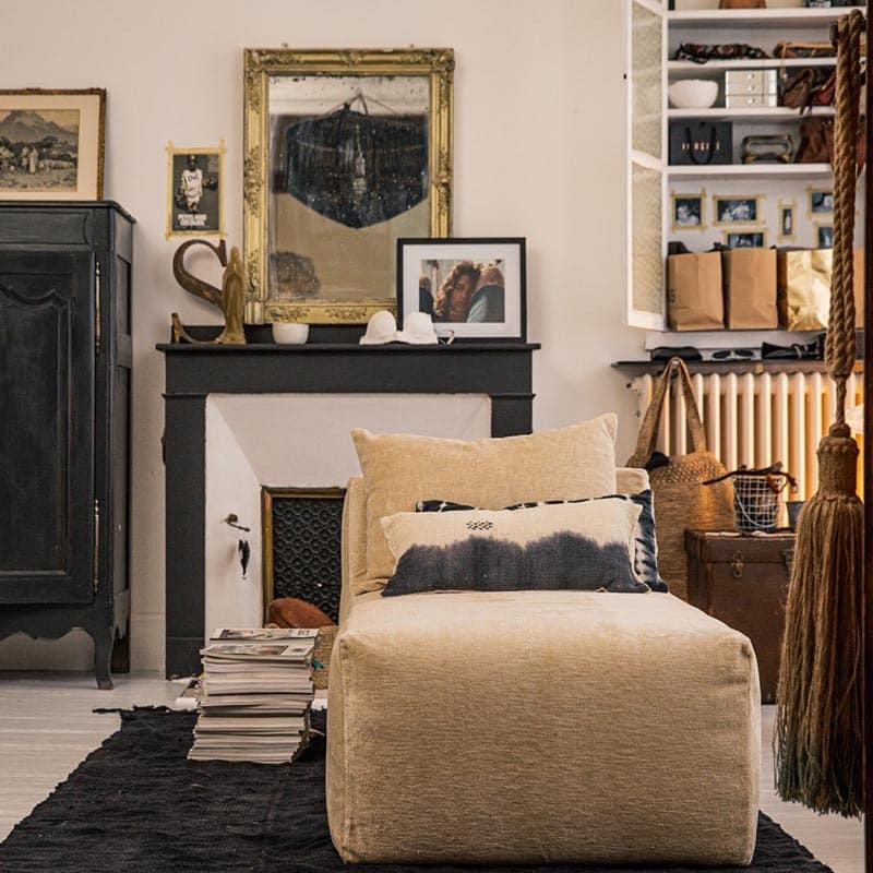 Salon bohème chic avec pouf et décoration murale