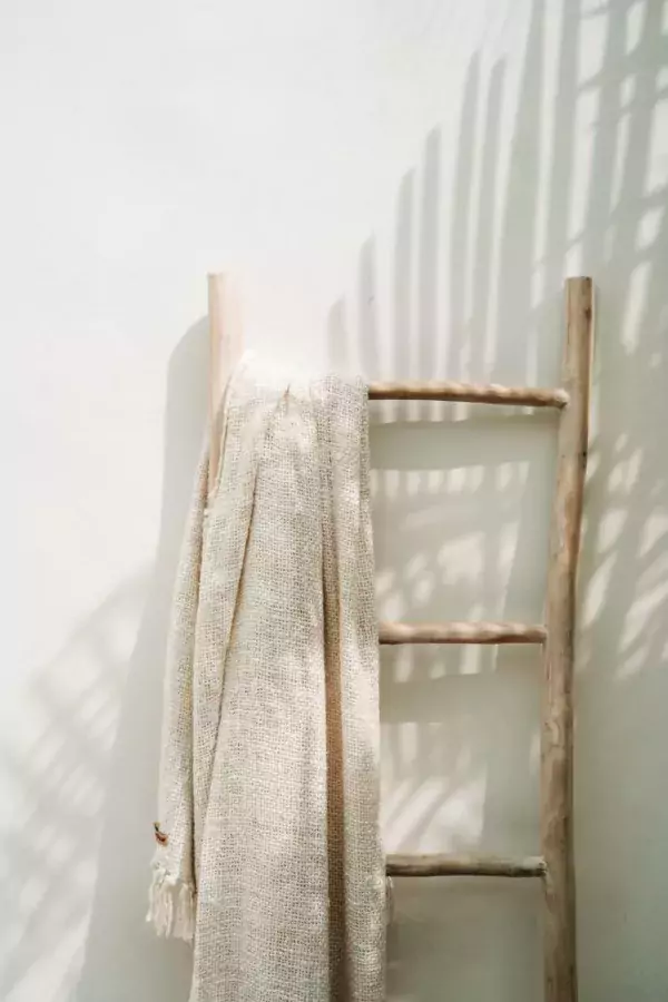 échelle porte serviettes teck naturel- décoration nature éthique et durable par lldeco.fr