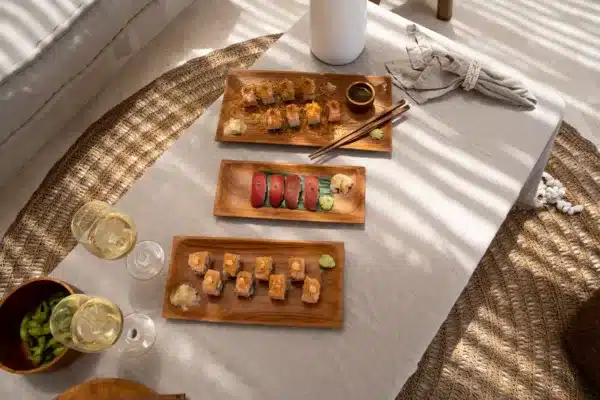 vaisselle en teck recyclée pour sushi, une table bohème chic, éthique et unique. Sublimez vos repas avec notre sélection faite main.