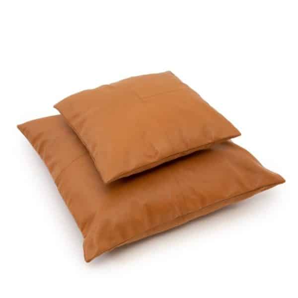 coussin en cuir camel chic by lldeco