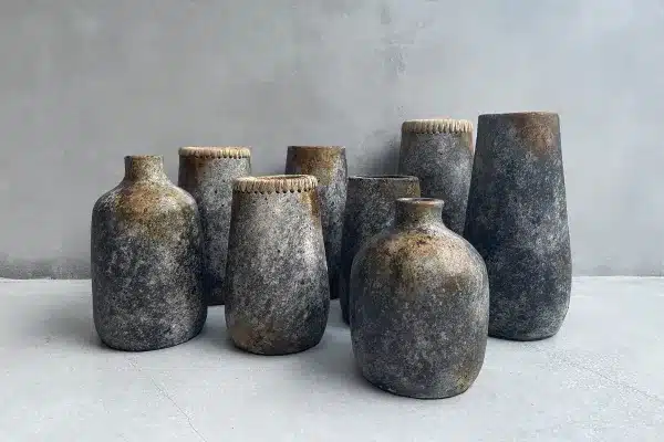 collection vases antiques, béton gris par lldeco