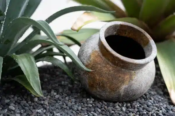 vases antiques béton, jardinières design lldeco