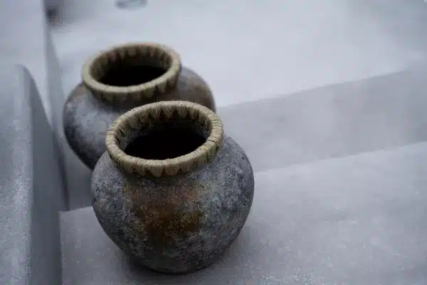vase artisanal effet béton terre cuite, déco design