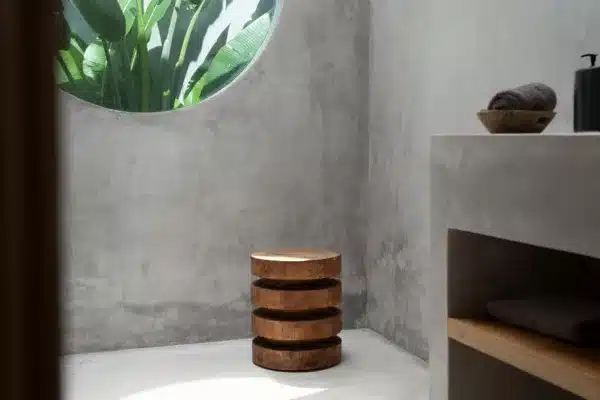 tabouret design nature, chic et éthique en bois de suar recyclé lldeco