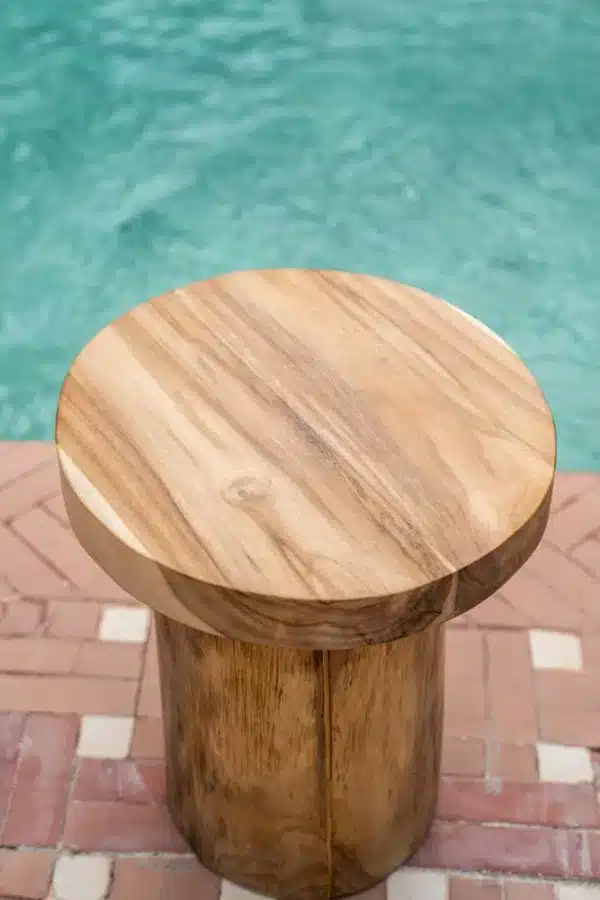 table en bois de teck massif pour jardin, bout de canapé ou salon par lldeco