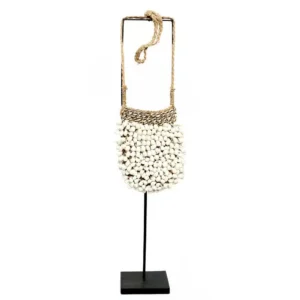 sac à main Shell sur pied, une pièce faite à la main en Indonésie avec des fibres biologiques et des coquillages, pour une ambiance bohème chic unique