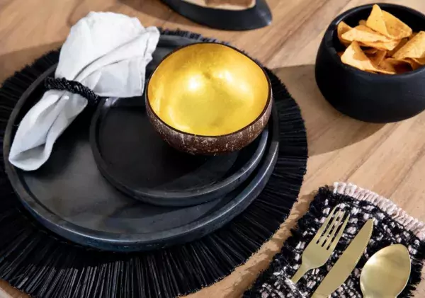 ronds de serviettes en perle noires, décoration de table chic boho noire par lldeco