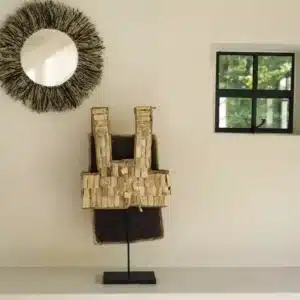 Œuvre d'Art en Os de Buffle - Le Guerrier Debout, une pièce maîtresse exceptionnelle pour sublimer votre armoire, cheminée, table, ou tout autre endroit nécessitant une pièce unique pour briller. Laissez le Guerrier Debout vous conquérir.
