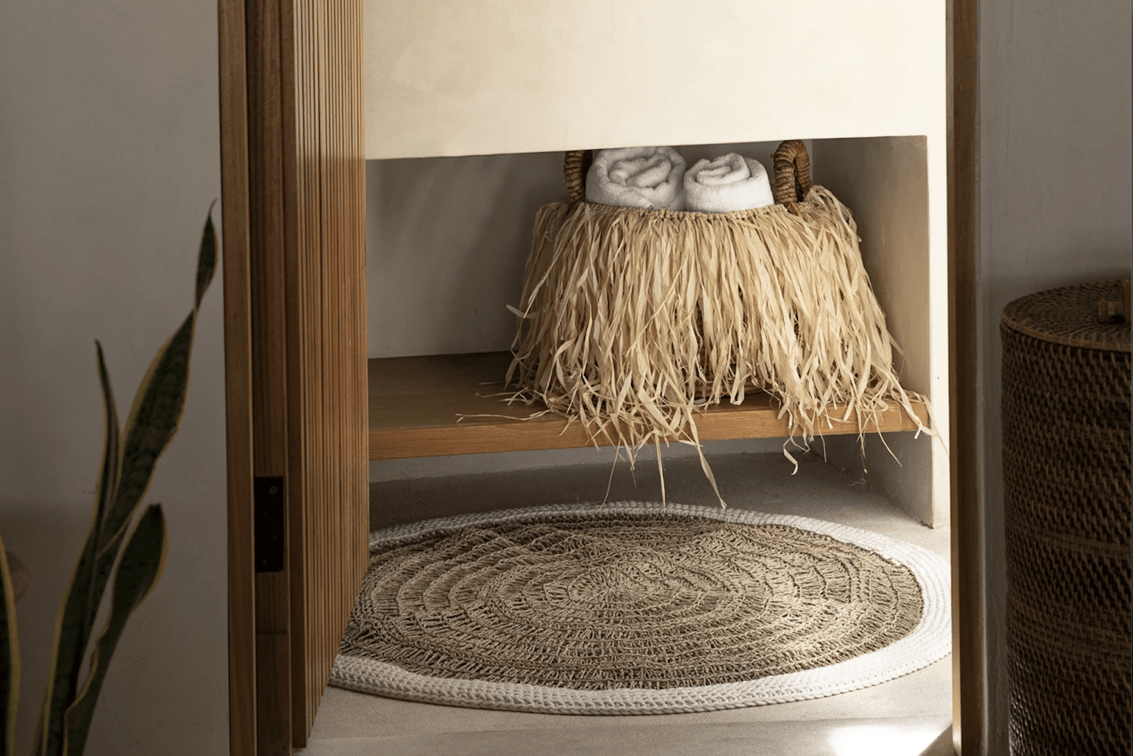 tapis de bain artisanal, fait main, pour une salle de bain qui inspire les voyages, chic et bohème par lldeco