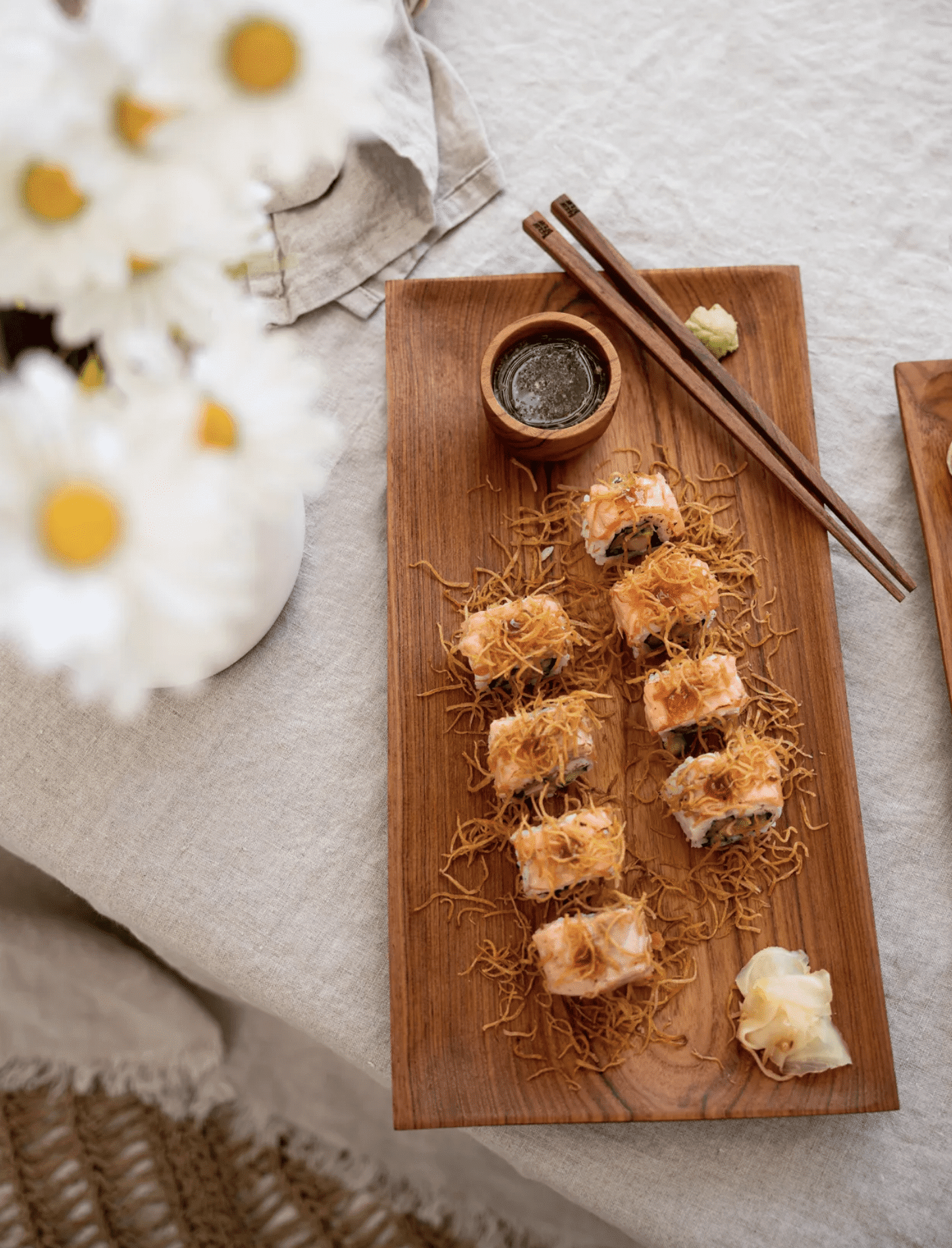 plats de présentation pour Sushi avec les petits bols pour sauce, lldeco