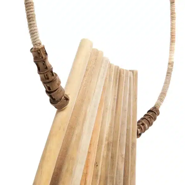 déco bâtons en bois sur pied naturel