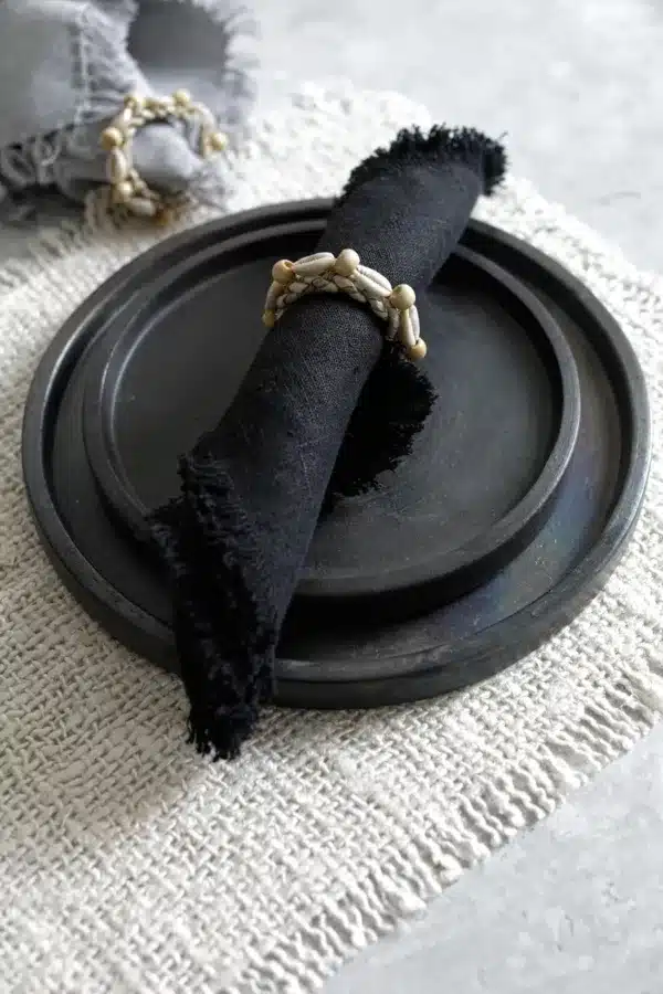 assiette brûlée en terre cuite noir s