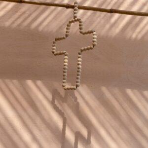 Croix décorative en perles de bois naturel — vue 2