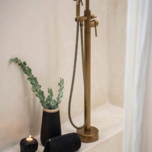 Vase en terre cuite noire et raphia – S