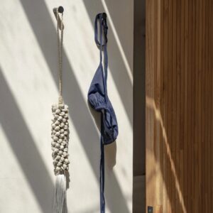 Suspension coquillages et pompons en coton – Gris