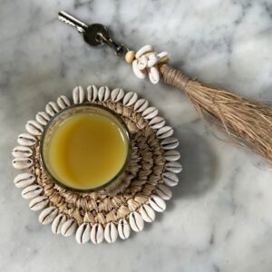 Pompon en raphia et coquillages