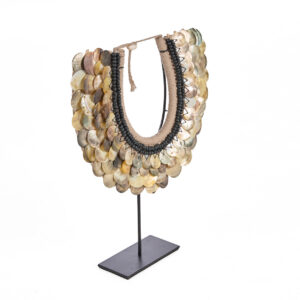 Collier de coquillages sur socle – Naturel — vue 2