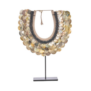 Collier de coquillages sur socle – Naturel