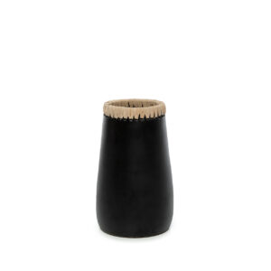 Vase en terre cuite noire et raphia – S