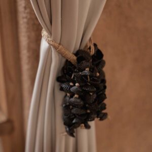 Pompon en coquillages noirs – The Midnight Shell