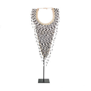 Collier tribal perlé sur socle – Noir & Blanc